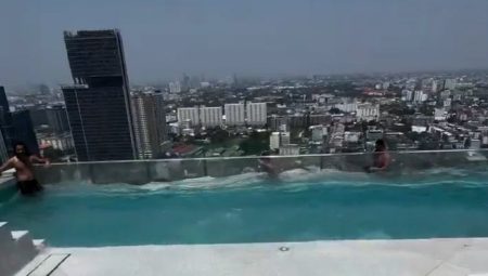 Myanmar’da sarsıntıda havuzlar taştı, havuzdakiler keyfini bozmadı